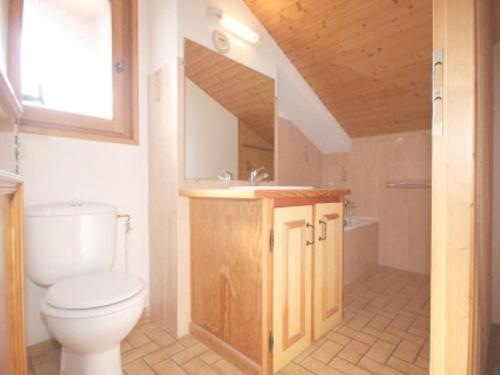 une salle de bain avec toilettes et lavabo dans l'établissement Appartement 4 pièces, 3 chambres, 8 pers, Châtel, Animaux permis, Parking - FR-1-676-219, à Châtel