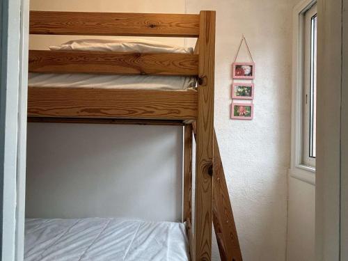 deux lits superposés dans une chambre avec fenêtre dans l'établissement Appartement studio lumineux 3-4 couchages à Banyuls-sur-Mer - FR-1-225C-158, à Banyuls-sur-Mer