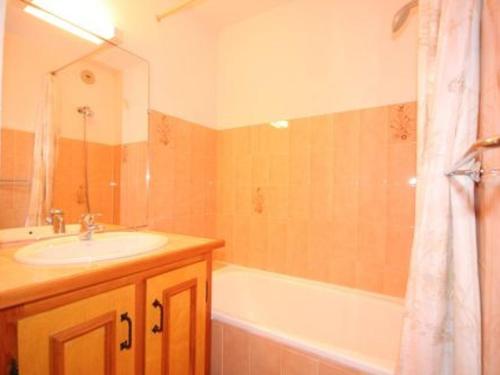 une salle de bain avec un lavabo et une baignoire dans l'établissement Châtel: Appartement 2 pièces, 5 pers., Animaux admis - FR-1-676-218, à Châtel
