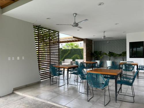 a dining room with tables and chairs in a restaurant at A2P Preciosa casa con habitación abajo en Acacia Residencial in Culiacán