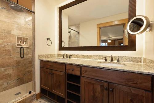 a bathroom with two sinks and a shower at 1 BR Westgate Resort Sleeps 4 in Gatlinburg