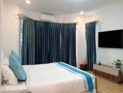 Μια τηλεόραση ή/και κέντρο ψυχαγωγίας στο Lebest Pool Villa Chiang Mai
