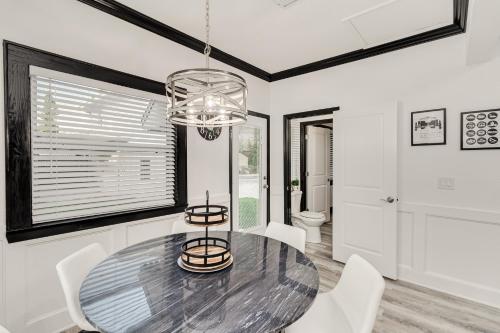 a dining room with a table and chairs at The Palm House Near Lake Hollingsworth & FSC in Lakeland