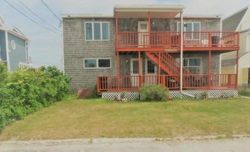 een huis met een groot terras aan de zijkant bij Sea Breeze W007 Wonderful Beachfront Oceanfront property for the whole family 1897 in Wells