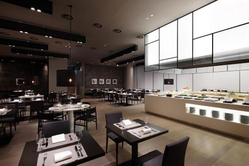 a restaurant with tables and chairs and a buffet at Shilla Stay Cheonan Asan - Samsung Display City in Cheonan
