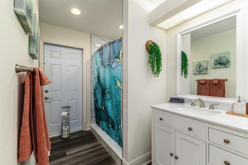 Un baño de Montserrat House with Pool & Toys - Fenced in Backyard