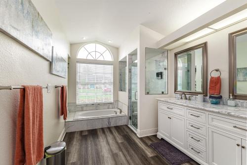Un baño de Montserrat House with Pool & Toys - Fenced in Backyard