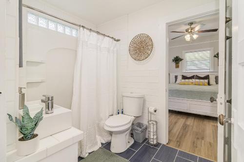 Phòng tắm tại Pennsylvania Bungalow - Historic Home in Downtown Lakeland
