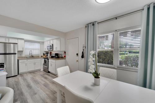 Kuchyň nebo kuchyňský kout v ubytování Seafarer Retreat St Pete Beach 1378