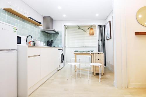 Virtuvė arba virtuvėlė apgyvendinimo įstaigoje Malang Home