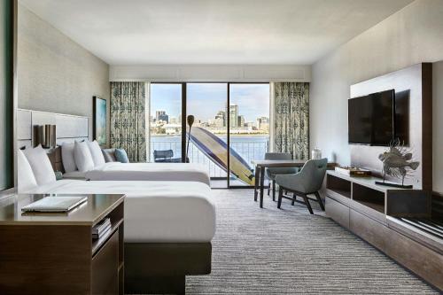 ein Hotelzimmer mit zwei Betten und einem Flachbildfernseher in der Unterkunft Coronado Island Marriott Resort & Spa in San Diego