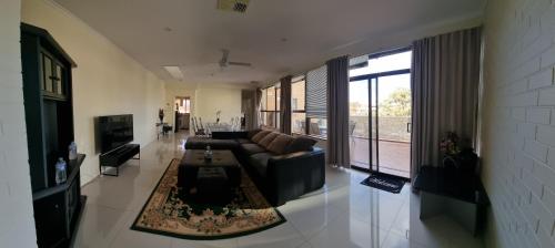 Una televisión o centro de entretenimiento en Tuggeranong Short Stay Tradie #11