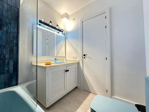 a bathroom with a sink and a shower at Espectaculares vistas al Mediterráneo con piscina a 80 metros de la playa in San José