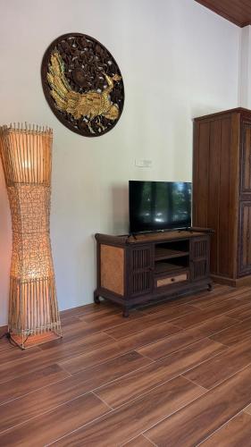 Μια τηλεόραση ή/και κέντρο ψυχαγωγίας στο Blue Palm Residence Kata