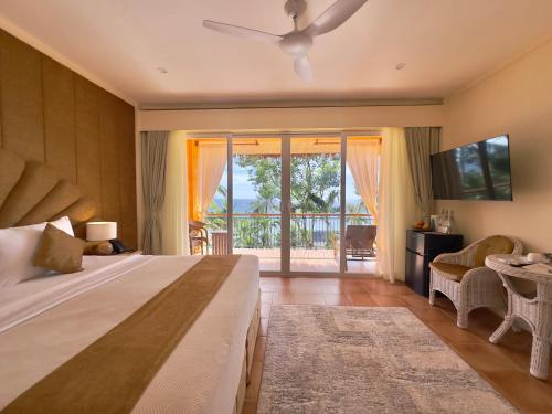 Postel nebo postele na pokoji v ubytování Coco Sunset Beach Resort