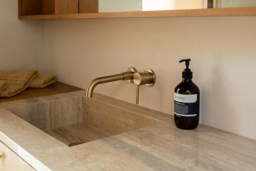 Φωτογραφία από το άλμπουμ του Calista Studios EMPAT Design-Forward 1BR Loft in Uluwatu Jungle 10 minutes from beaches σε Uluwatu