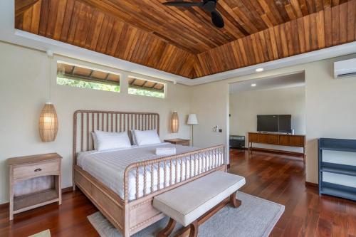 Ένα ή περισσότερα κρεβάτια σε δωμάτιο στο ESTU Serenity Villa - 2 Bedroom & Private Pool in Ubud