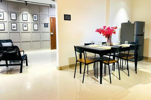 Un lugar para sentarse en Skyline Large modern 3BHK APT with balcony