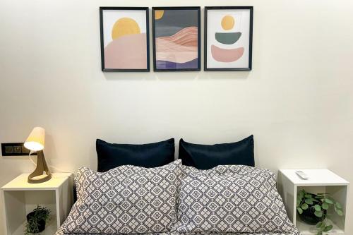 Una cama o camas en una habitación de Skyline Large modern 3BHK APT with balcony