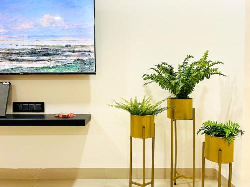 Una televisión o centro de entretenimiento en Skyline Large modern 3BHK APT with balcony