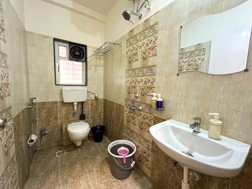 Un baño de Skyline Large modern 3BHK APT with balcony