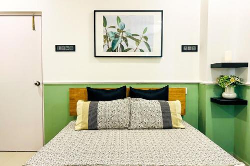 Una cama o camas en una habitación de Skyline Large modern 3BHK APT with balcony