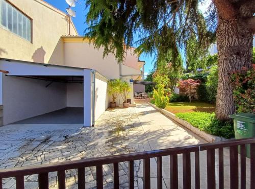 Sunny Street Holiday Home