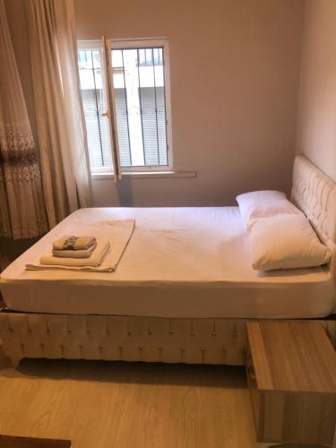 a large bed in a room with a window at Antalyanın kalbinde teraslı odalar in Antalya