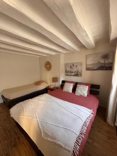 une chambre avec un grand lit dans une pièce dans l'établissement La Casa del Rio, à Durtal