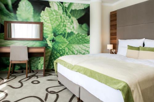 เตียงในห้องที่ Ambient Hotel & Aroma Spa