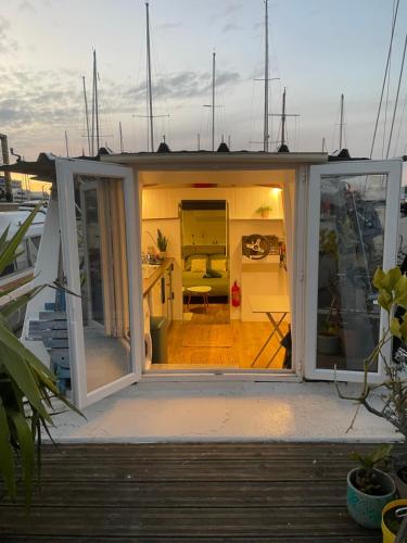 une chambre avec une porte ouverte sur un bateau dans l'établissement Péniche, à Bordeaux