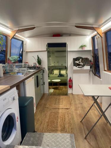 un camping-car avec une cuisine et une machine à laver dans l'établissement Péniche, à Bordeaux