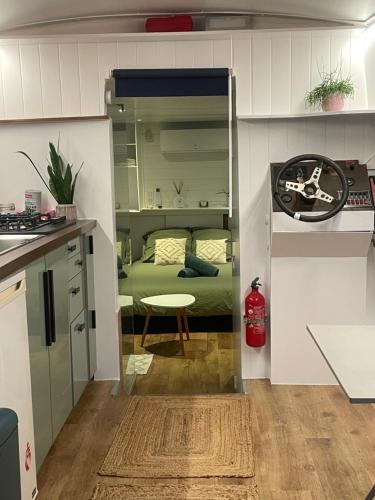 une petite cuisine avec une pièce avec un lit dedans dans l'établissement Péniche, à Bordeaux