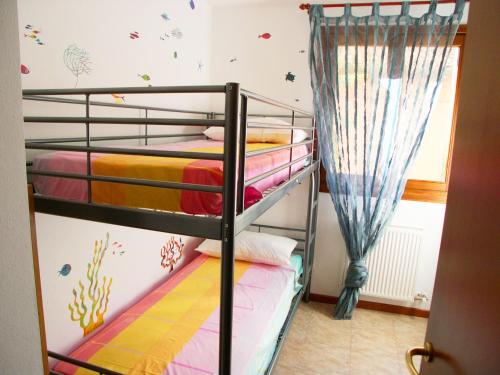 a bunk bed room with two bunk beds at Casa Sonneninsel in Grado