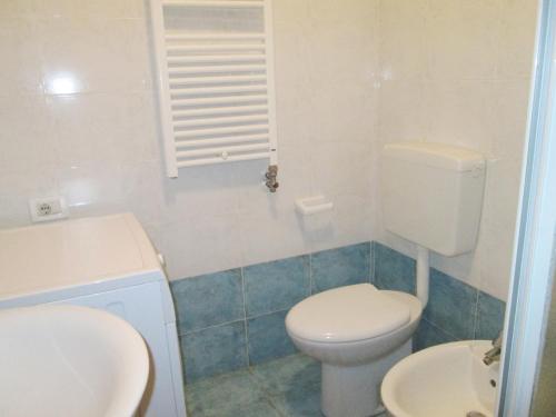 a small bathroom with a toilet and a sink at Casa Sonneninsel in Grado