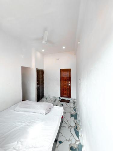 Ένα ή περισσότερα κρεβάτια σε δωμάτιο στο 7BHK FLATS Kashi Vishwanath Jyotirling