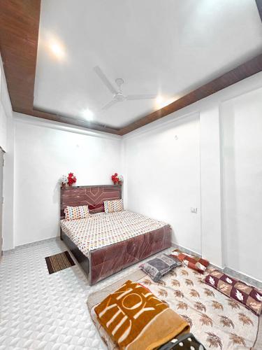 Ένα ή περισσότερα κρεβάτια σε δωμάτιο στο 7BHK FLATS Kashi Vishwanath Jyotirling