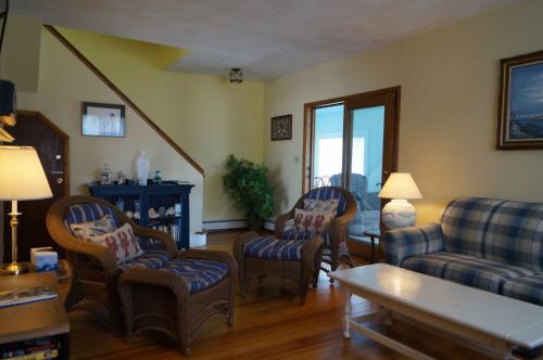 Ruang duduk di Short Sands View Spacious Beach Home Sleeps 18 Easy Walk to Short Sands Beach 1902