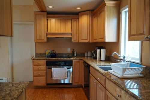 Dapur atau dapur kecil di Short Sands View Spacious Beach Home Sleeps 18 Easy Walk to Short Sands Beach 1902