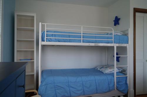 Katil atau katil-katil dalam bilik di Short Sands View Spacious Beach Home Sleeps 18 Easy Walk to Short Sands Beach 1902