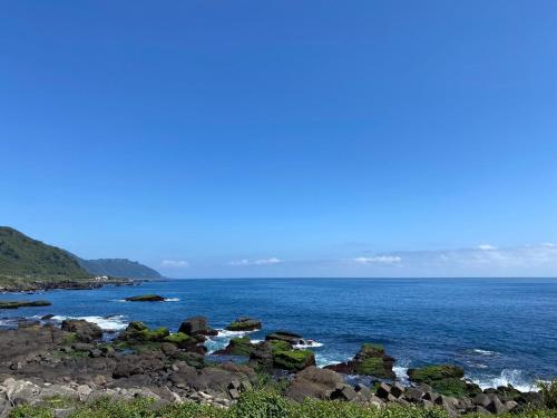 a view of the ocean from a rocky beach at Ocean Blue Homestay in Fan-shu-liao