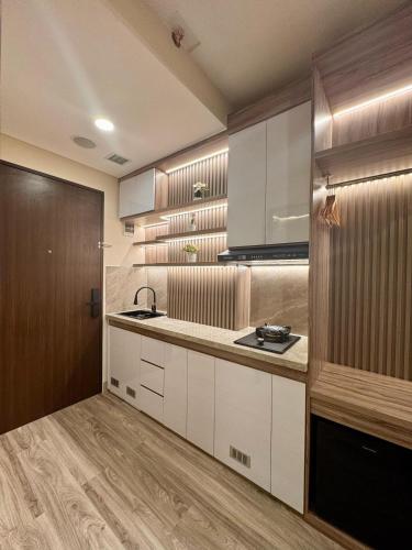 Η κουζίνα ή μικρή κουζίνα στο Apartement Trans Park Cibubur By Raya Property with Pool View & Netflix
