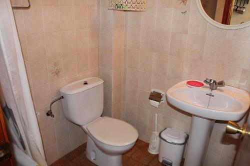 エンプリアブラバにあるP Alberes BJ2のバスルーム(トイレ、洗面台付)