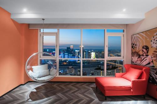 ReVia Skyline River View Hotel Chonggingにあるシーティングエリア