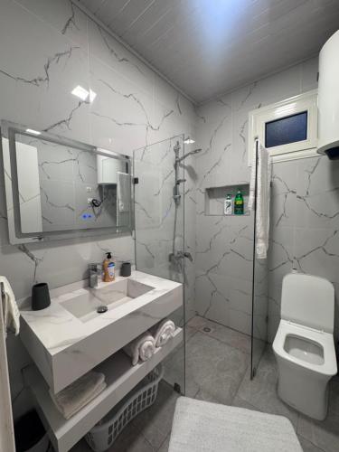a bathroom with a sink and a toilet at Appartement 2 chambres in Libreville