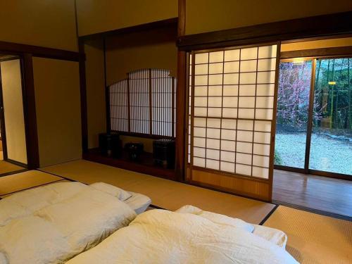Postel nebo postele na pokoji v ubytování 甘糟屋敷 Amakasu Yashiki KAMAKURA