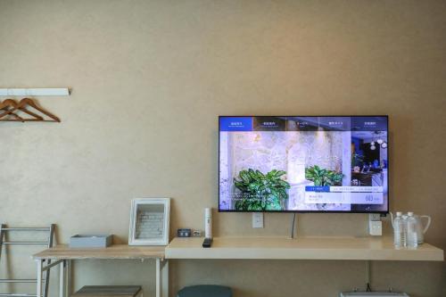 Una televisión o centro de entretenimiento en Hotel 385