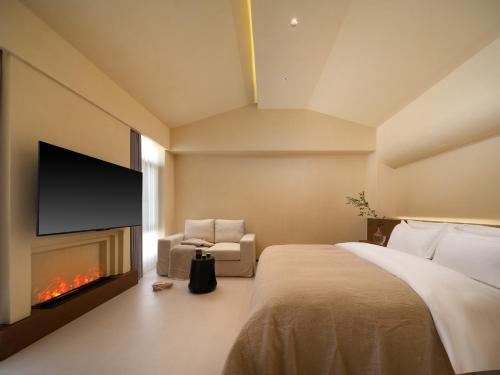 a hotel room with a bed and a fireplace at 半渡供氧Holiday Villa设计师民宿 in Shangri-La