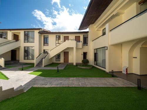 an empty courtyard of a building with green grass at 半渡供氧Holiday Villa设计师民宿 in Shangri-La