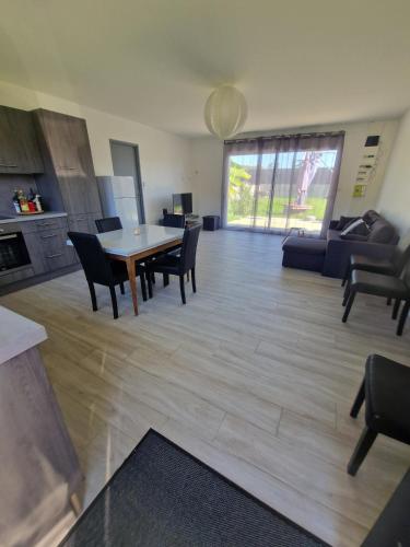 un grand salon avec une table et des chaises dans l'établissement Maison 2 caroline, à Cadaujac